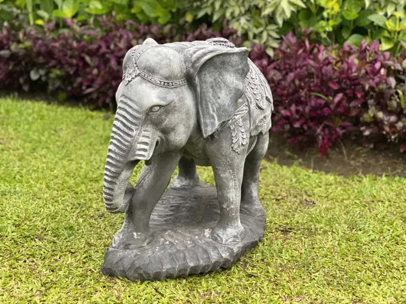 Artikelbild 9 des Artikels “Avan - Elefant mit Decke, Blick rechts, 63 cm L | Steinguss “